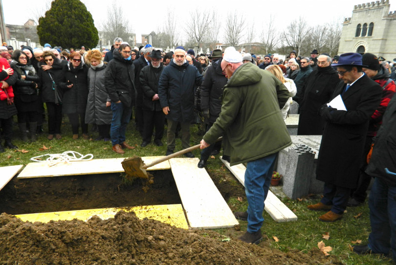 Grande folla al funerale di Elio Carmi